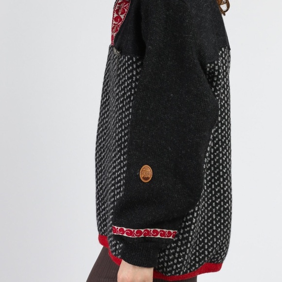 Men’s Scandinavian Score Sweater - Large. - Picture 11 of 13